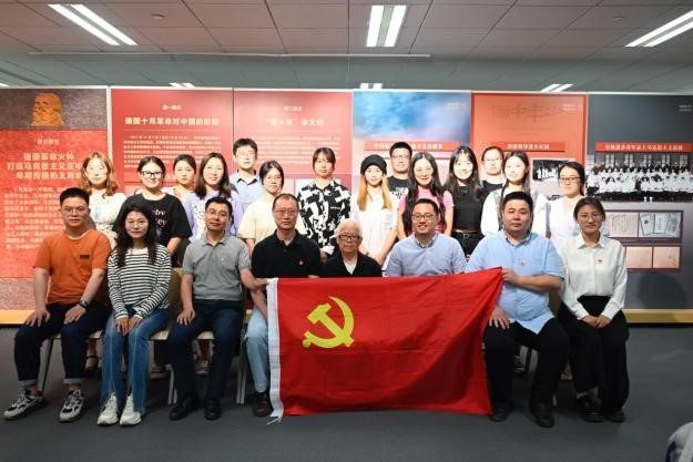 校友微党课1.jpg